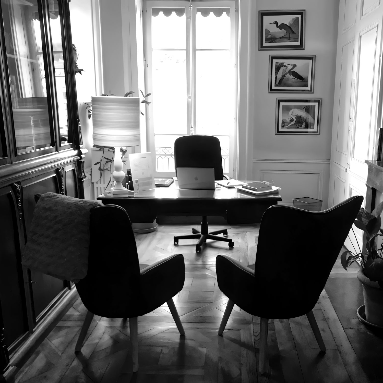 Le cabinet de Fabrice Chardigny : deux fauteuils face au bureau, dans la lumière de la fenêtre